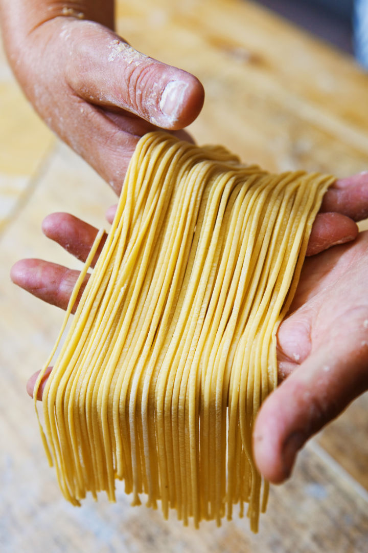 Mani che mostrano i tajarin