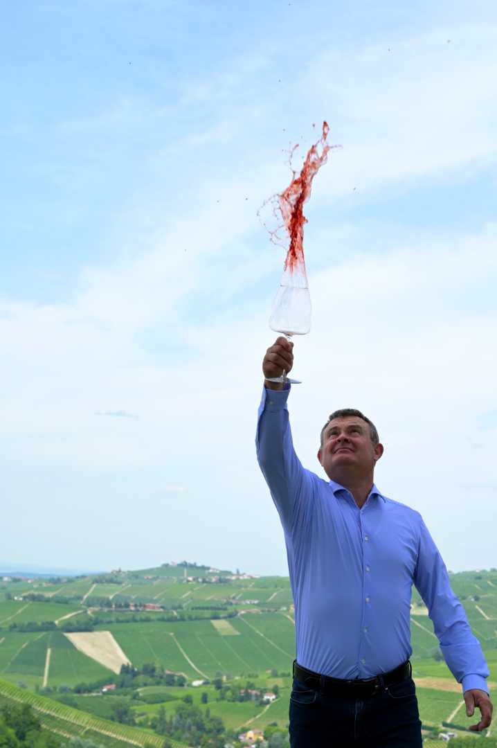 Mario Sandri di cantina Metilde lancia un calice di rosso